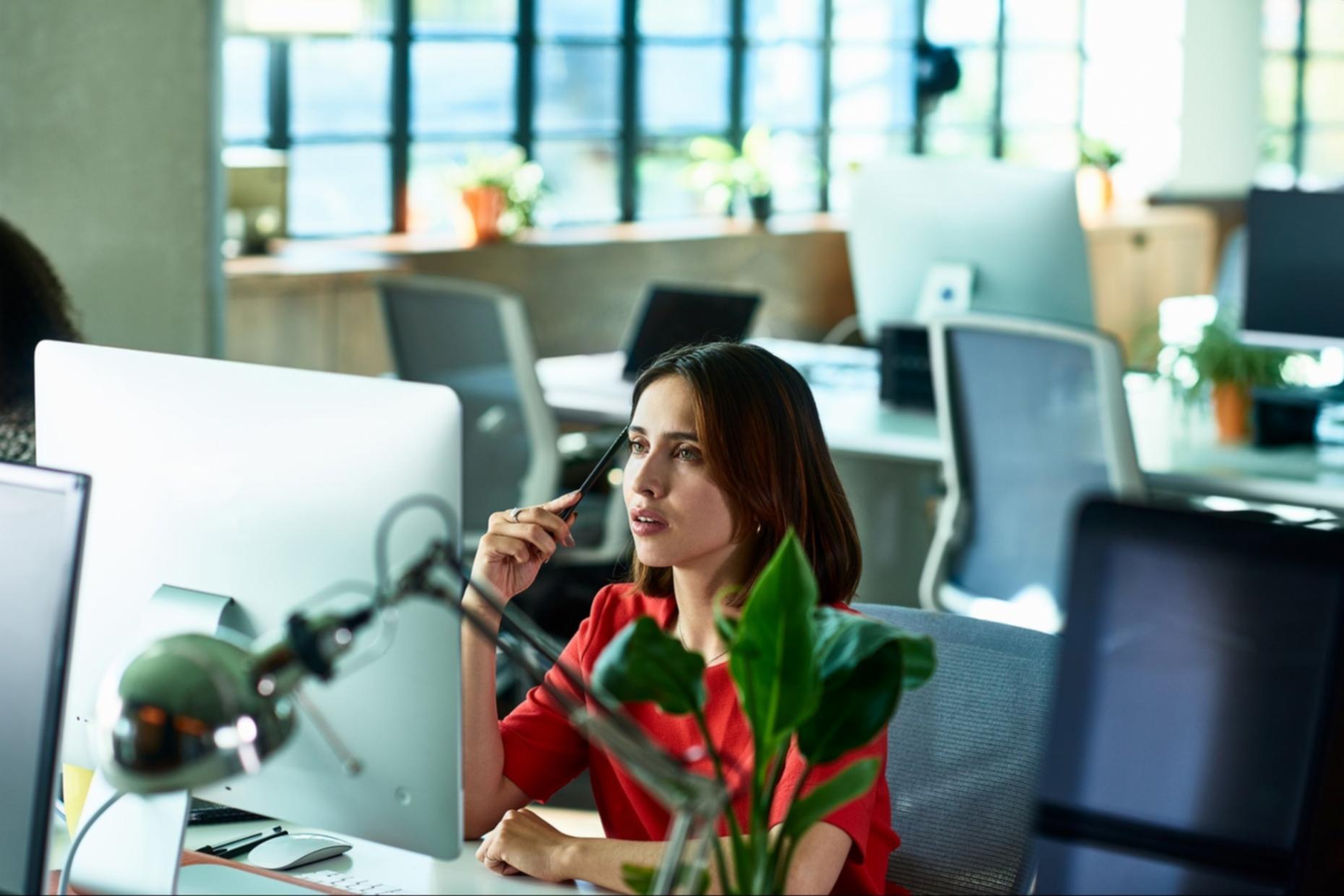 Professionelle Beratungssituation in modernem Büroumfeld mit konzentrierter Atmosphäre
